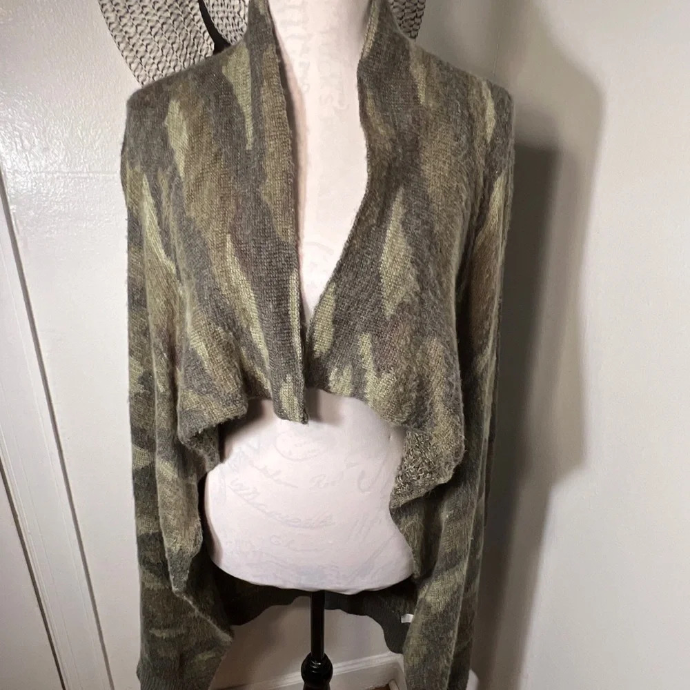 AéRopostale,L, camo metalic print, long sleeve, sweater wrap with ribbed‎ hems.